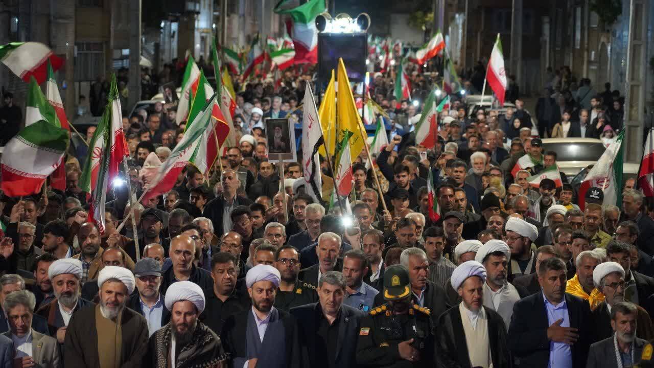نمایی از تجمع شبانه مردم انقلابی خوی در قاب دوربین شهروندخبرنگار