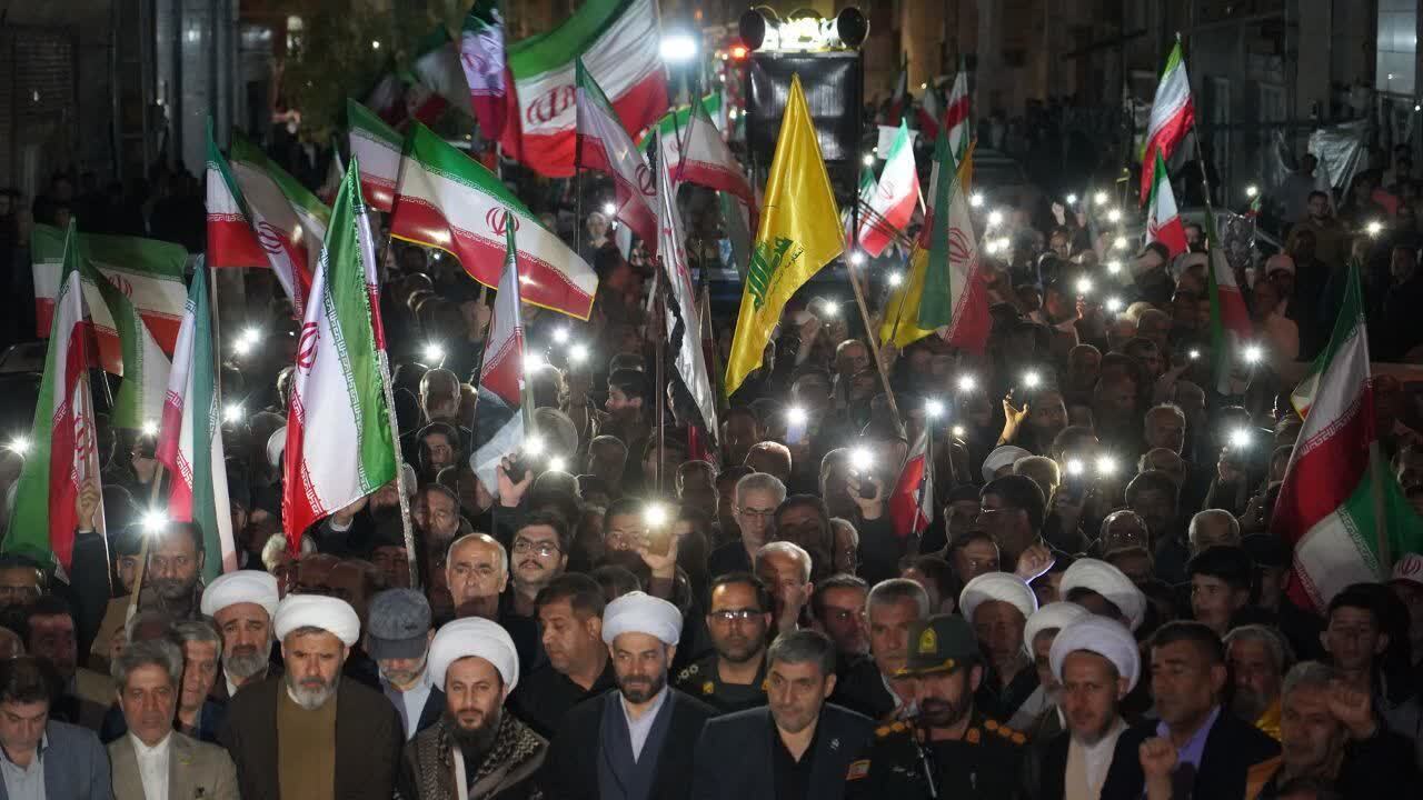 نمایی از تجمع شبانه مردم انقلابی خوی در قاب دوربین شهروندخبرنگار