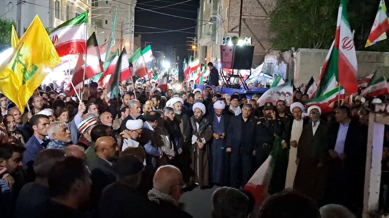 نمایی از تجمع شبانه مردم انقلابی خوی