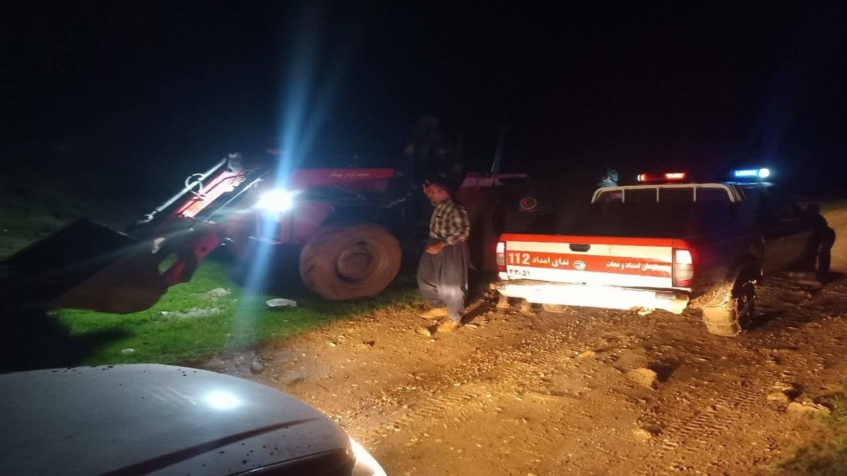 باشگاه خبرنگاران -گرفتار شدن ۸ خانوار در گل‌ولای محور تکاب - شاهین‌دژ / امدادرسانی هلال‌احمر به ۳۵ نفر