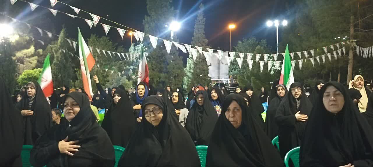 اقامه نماز استغاثه در تجمعات شبانه خاورشهر