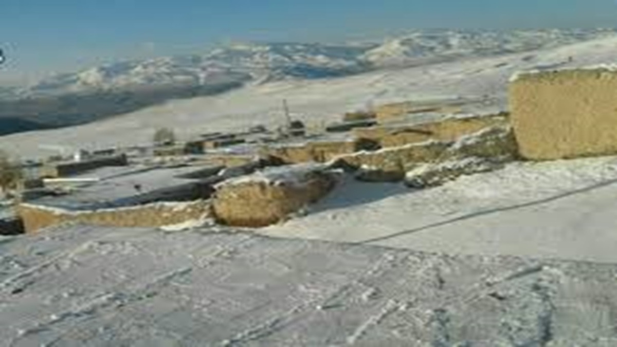 بارش برف بهاری در روستای قزلسوری چالدران + فیلم