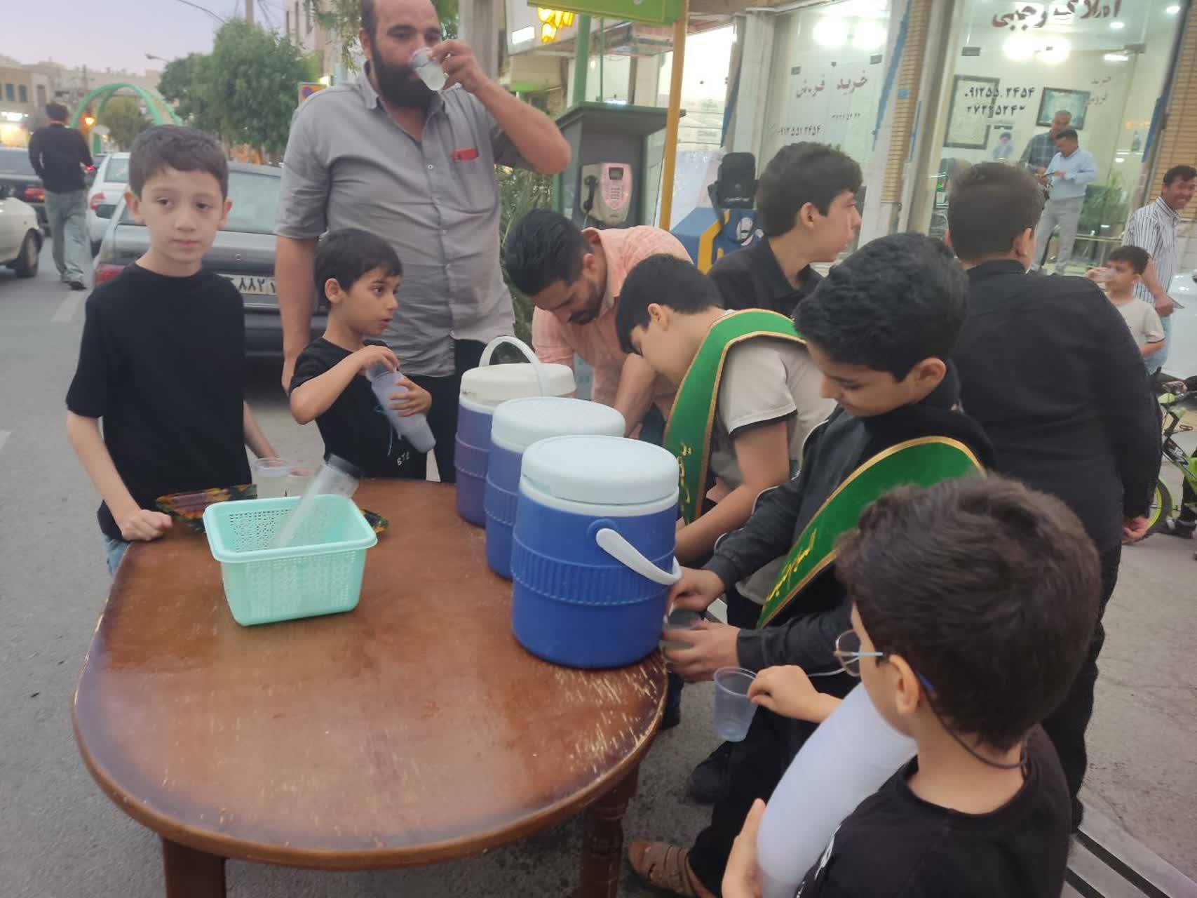 برپایی ایستگاه صلواتی در قم به مناسبت شهادت امام جواد(ع)