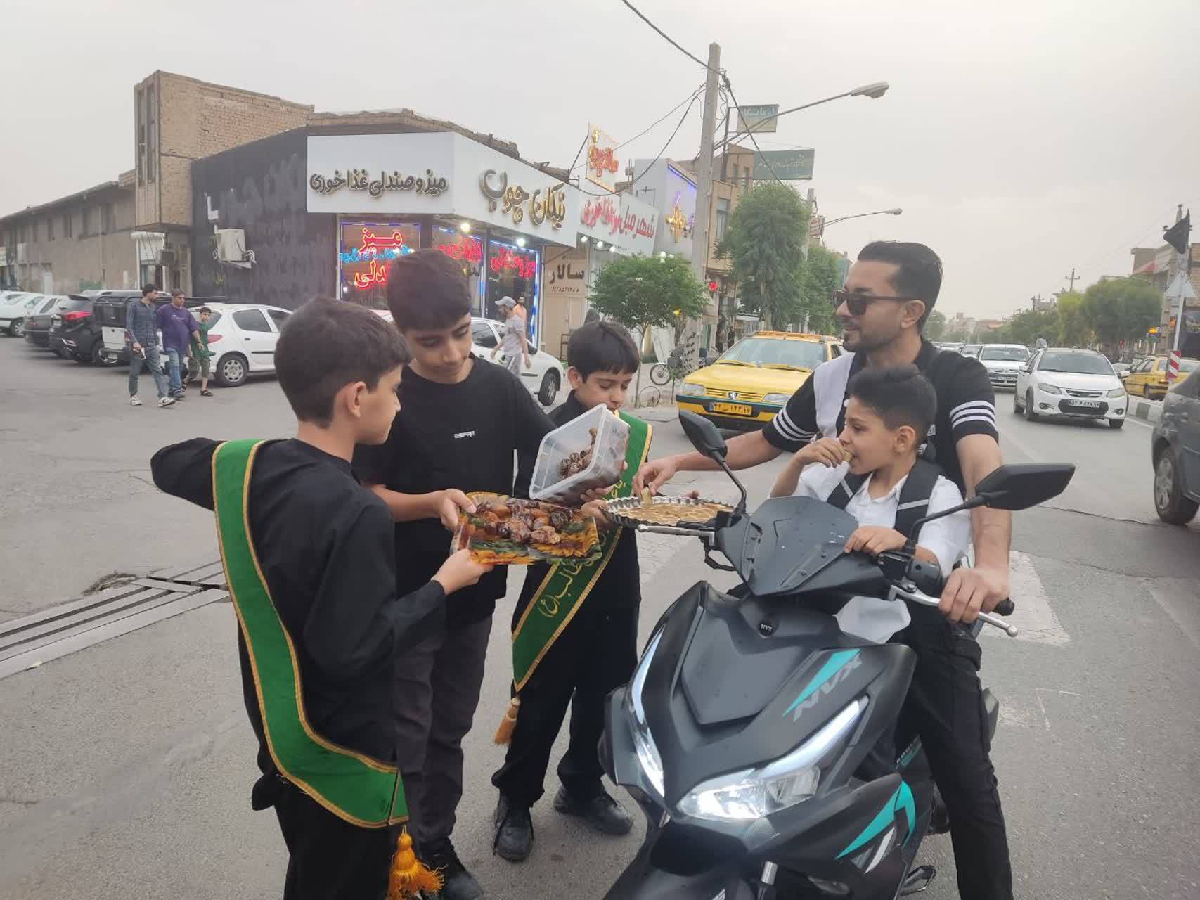برپایی ایستگاه صلواتی در قم به مناسبت شهادت امام جواد(ع)