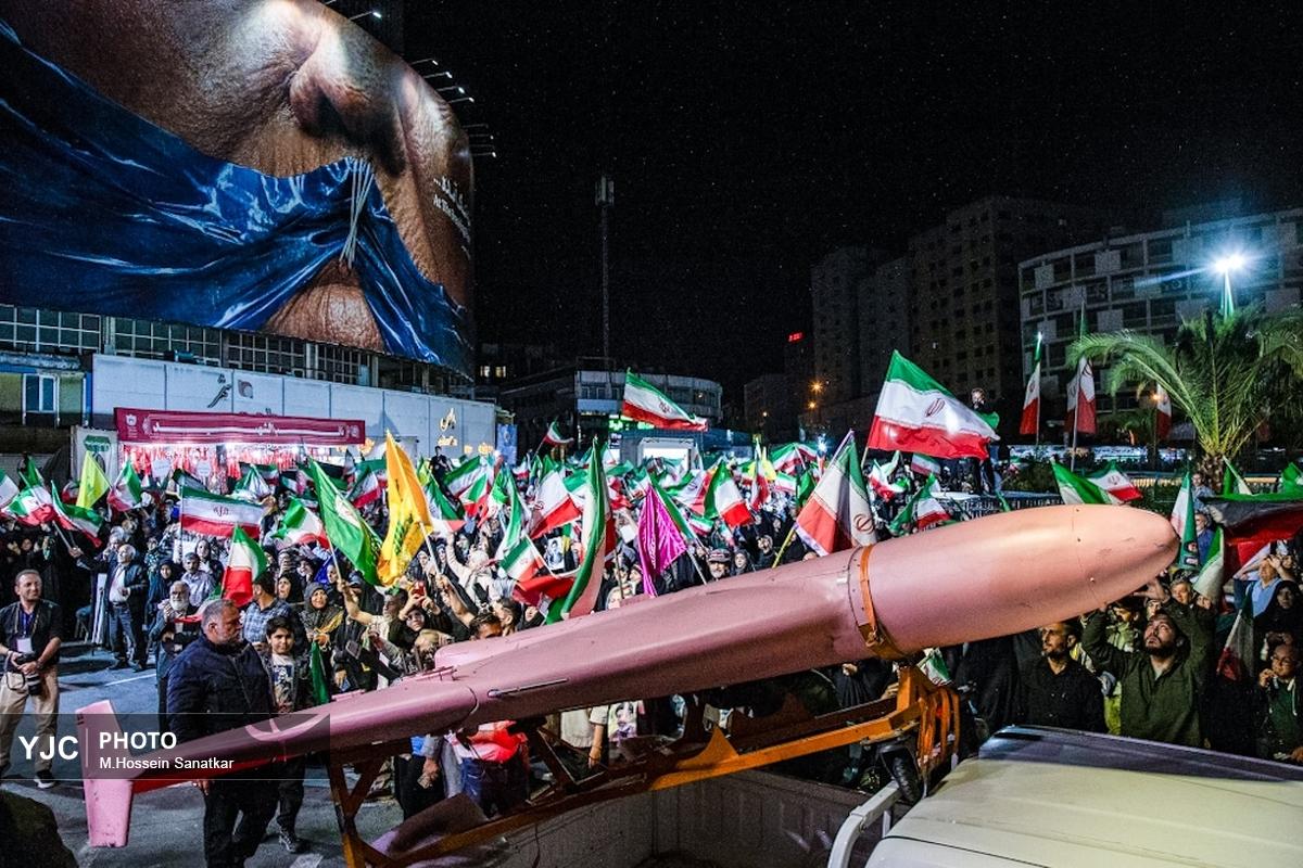 پرواز پهپادها در میدان ولیعصر(عج)