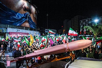 پرواز پهپادها در میدان ولیعصر(عج)