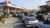 کلافگی رانندگان از صف‌های طولانی پمپ بنزین در جاده بندرلنگه به بندرعباس + فیلم