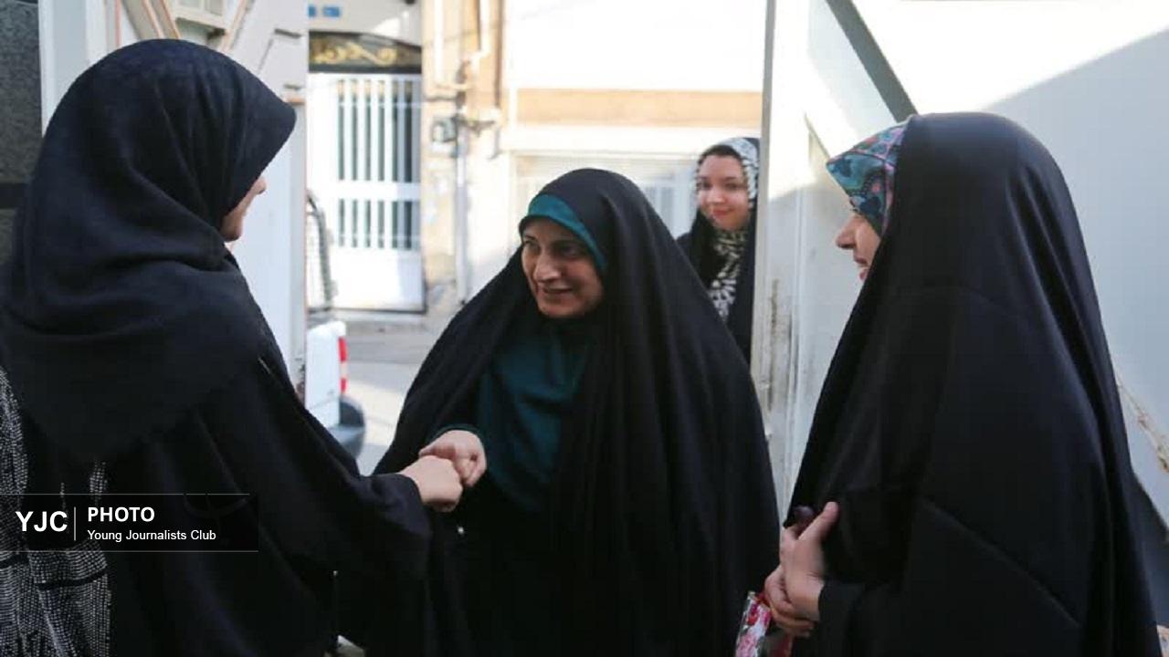 تکریم دختر ۱۵ ساله کارگر شهید دفاع مقدس سوم توسط بانوان رسانه‌ای قم +تصاویر