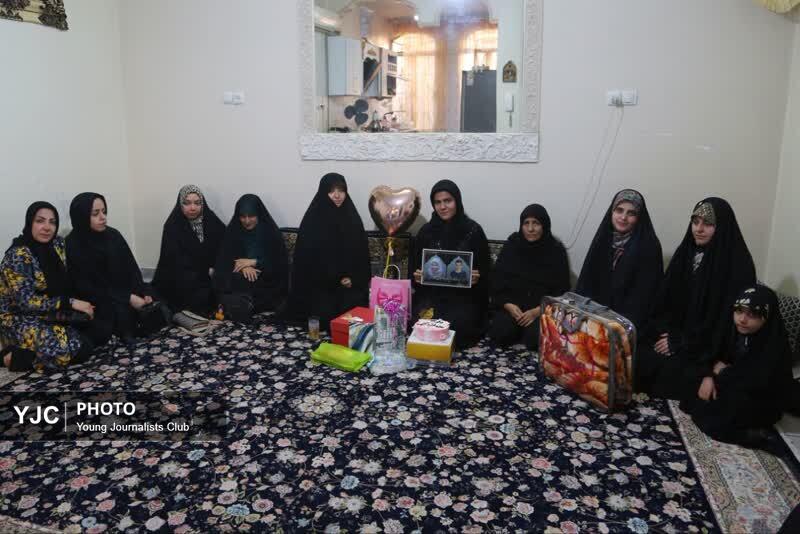 تکریم دختر ۱۵ ساله کارگر شهید دفاع مقدس سوم توسط بانوان رسانه&zwnj;ای قم +تصاویر