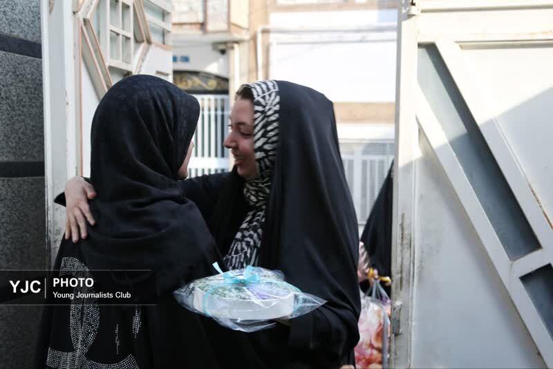 تکریم دختر ۱۵ ساله کارگر شهید دفاع مقدس سوم توسط بانوان رسانه&zwnj;ای قم +تصاویر