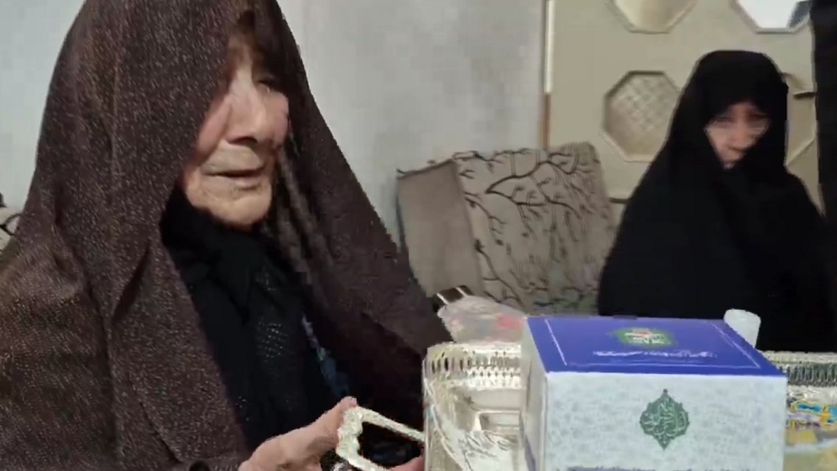 باشگاه خبرنگاران -تجلیل خادمان حرم مطهر رضوی از مقام والای مادر شهید کشاورزیان