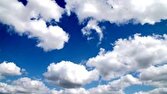 نمایی از حرکت زیبای ابر‌های آسمانی در آسمان روستای ازغد + فیلم