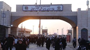 گذر زائران از مرز مهران بدون وقفه در آستانه روز عرفه/ افزایش ۳۰ درصدی تردد