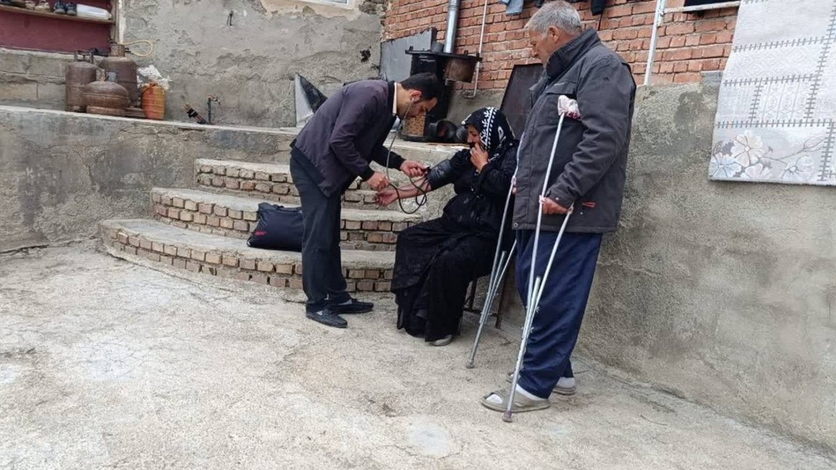 باشگاه خبرنگاران -حرکت خانه‌به‌خانه تیم‌های بهداشتی سلماس در روستای مرزی حاجی جفان