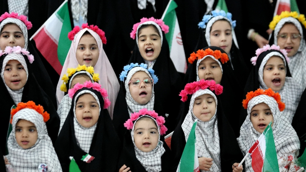 بیعت دانش آموزان دختر با رهبر معظم انقلاب اسلامی + فیلم