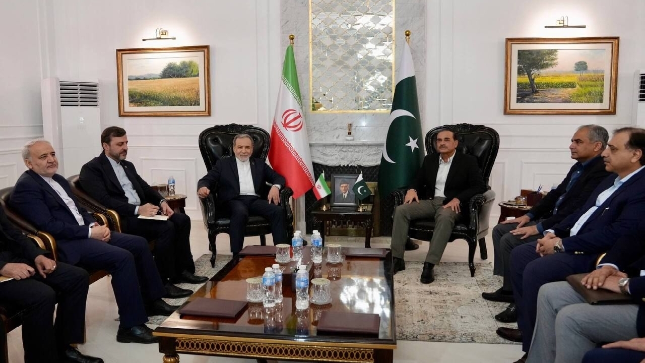 دیدار وزیر امورخارجه ایران با فرمانده ارتش پاکستان