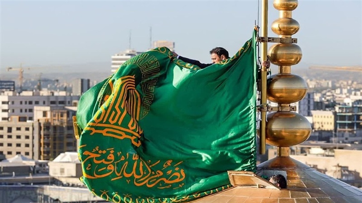 باشگاه خبرنگاران -تعویض پوش ضریح و پرچم گنبد در صبح میلاد امام رضا(ع)