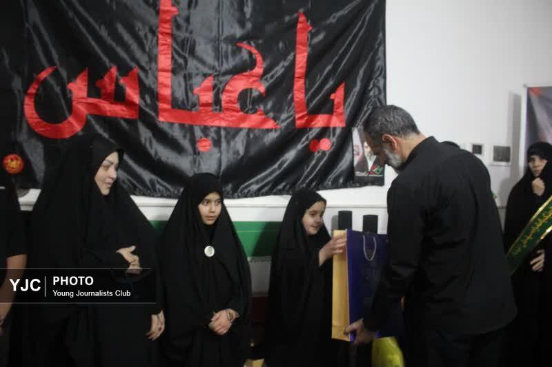 تکریم سه خانواده شهید دفاع مقدس سوم قم در دهه کرامت؛ روز دختر در کنار فرزندان شهدا جشن گرفته شد