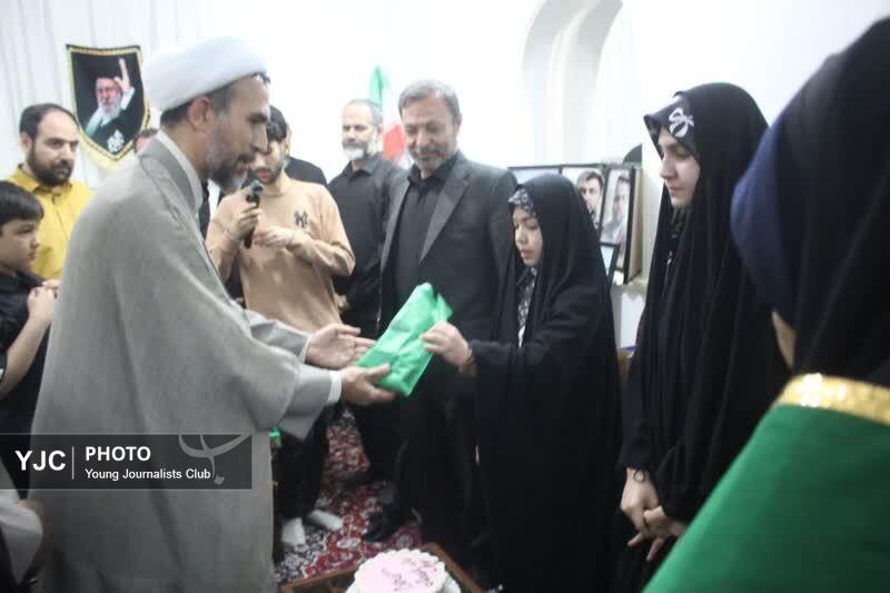 تکریم سه خانواده شهید دفاع مقدس سوم قم در دهه کرامت؛ روز دختر در کنار فرزندان شهدا جشن گرفته شد
