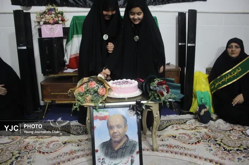 تکریم سه خانواده شهید دفاع مقدس سوم قم در دهه کرامت؛ روز دختر در کنار فرزندان شهدا جشن گرفته شد