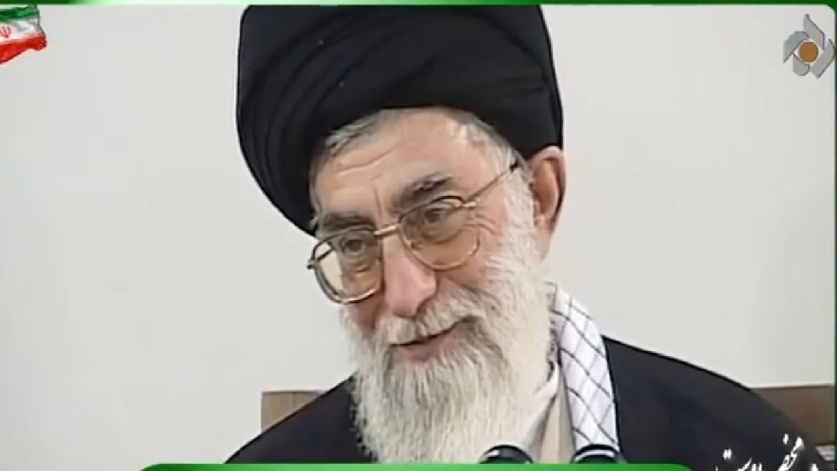 باشگاه خبرنگاران -فیلمی از شعرخوانی محمدعلی بهمنی در حضور رهبر شهید انقلاب