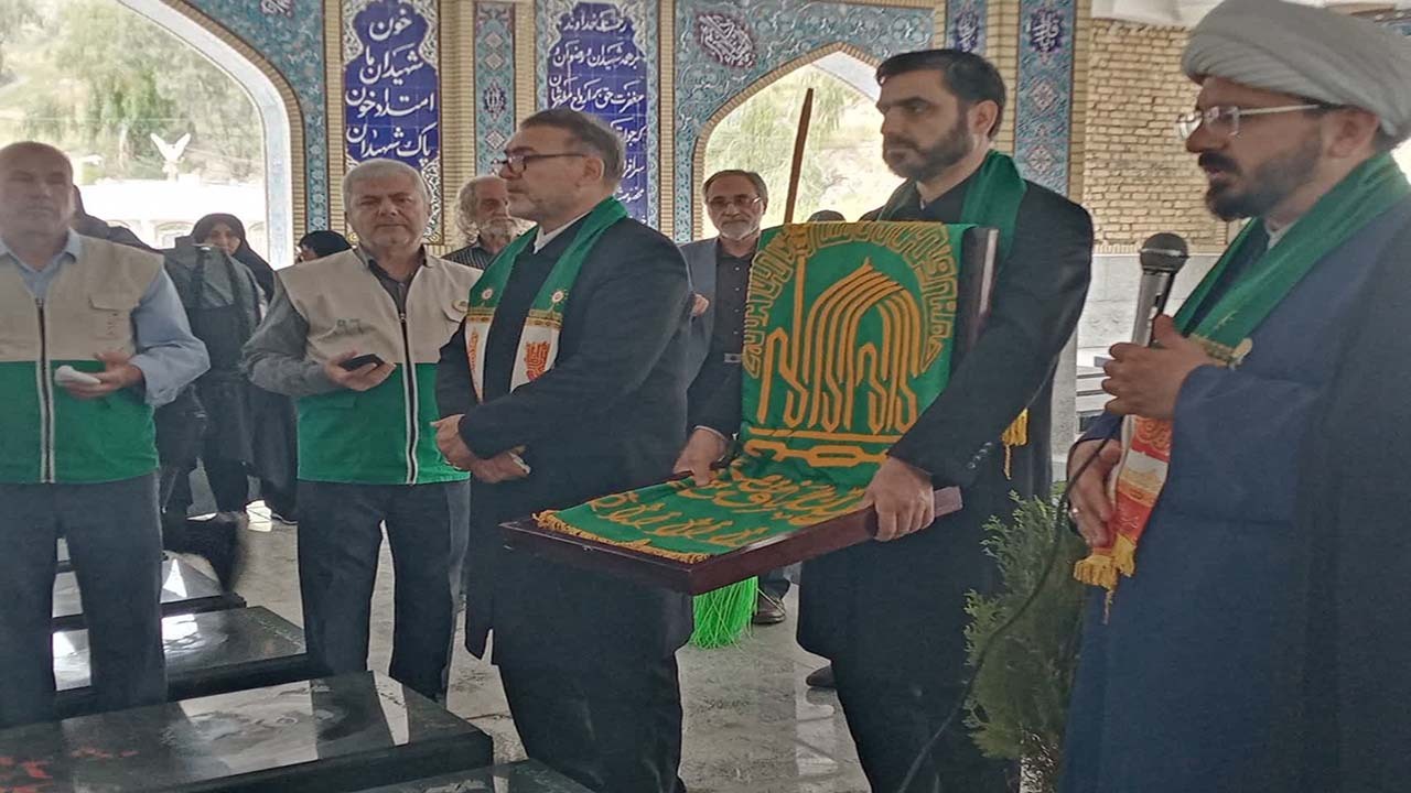 غبارروبی قبور مطهر شهدا در کازرون با حضور خادمان حرم امام رضا (ع) + تصاویر