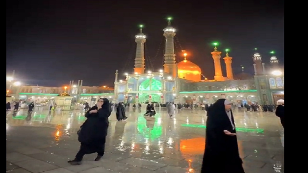 حال و هوای شب بارانی حرم حضرت معصومه سلام الله علیها+فیلم