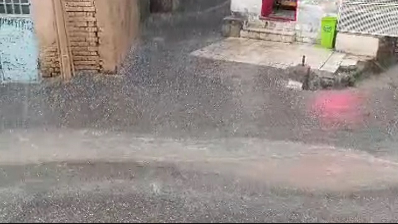 رگبار شدید باران و جاری شدن روان‌آب در روستای کرمجگان+فیلم