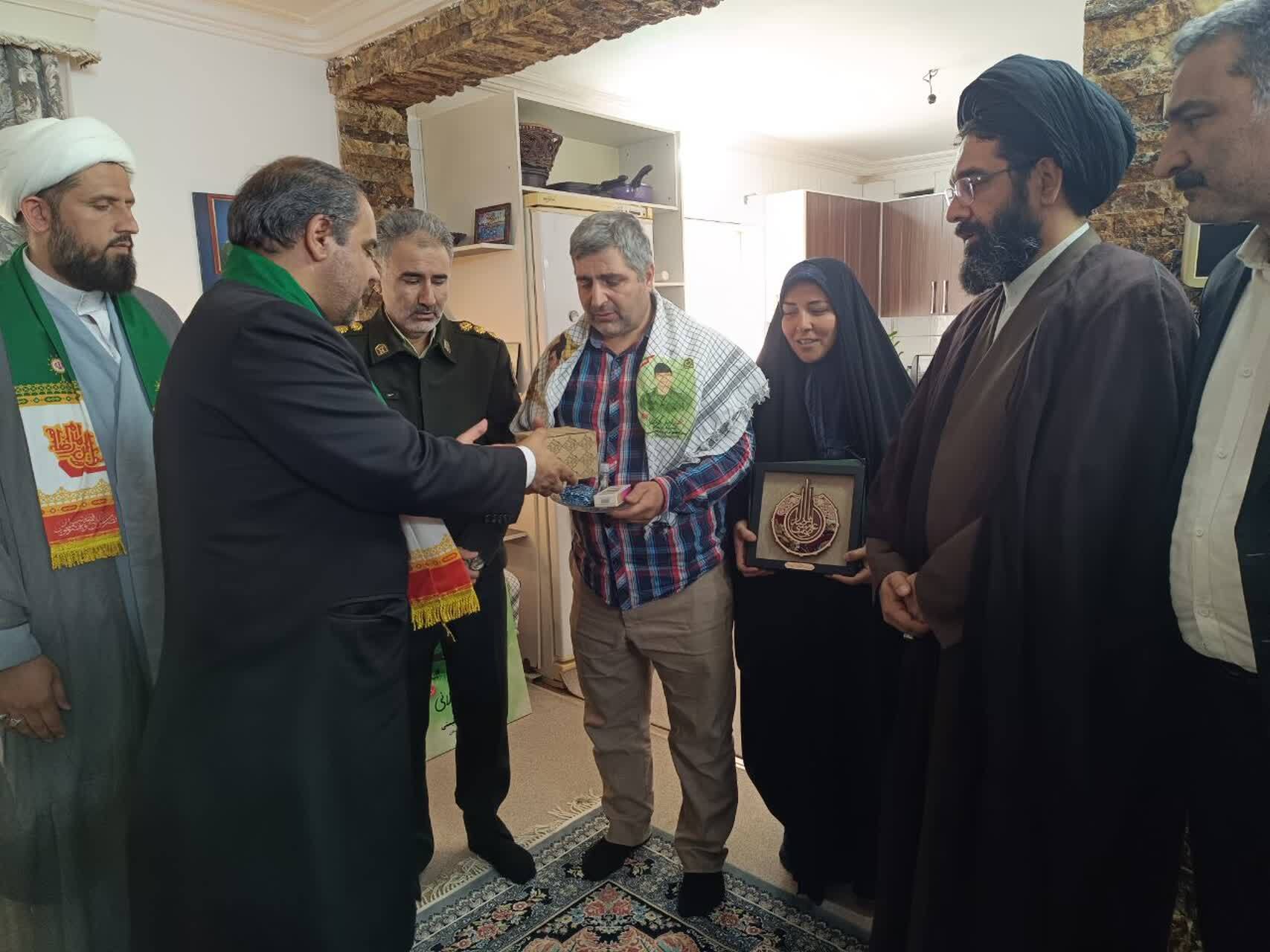پرچم متبرک رضوی میهمان خانواده شهید امید گوکلانی