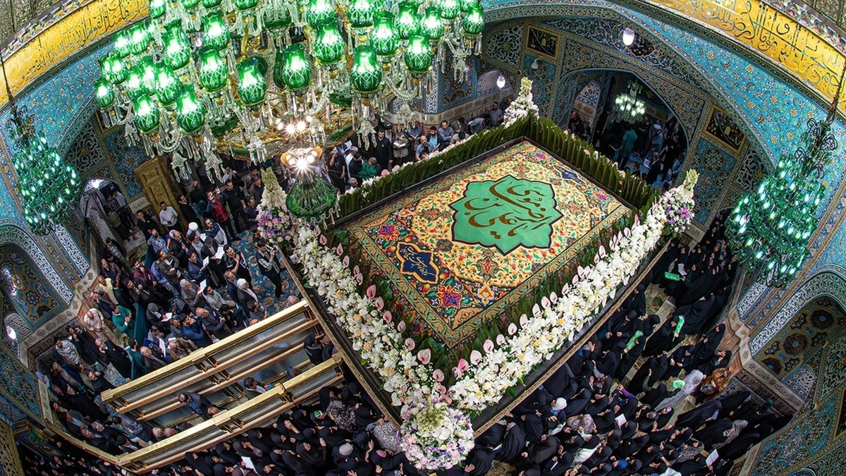 تعویض پرچم حرم مطهر رضوی در سالروز میلاد امام هشتم + فیلم