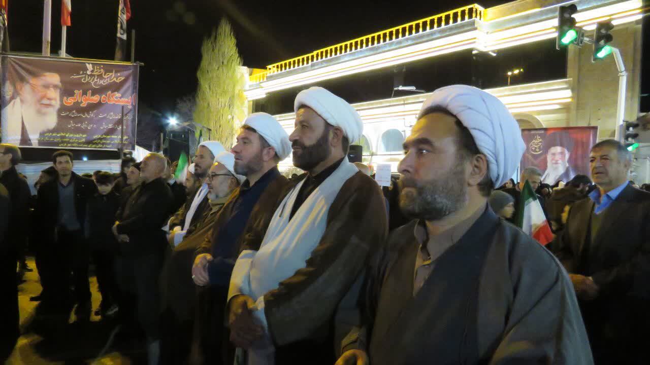 کودکان و نوجوانان هریسی پرچم دار میدان در تجمع حماسی کودکان و نوجوانان هریسی پرچم دار میدان در تجمع حماسی