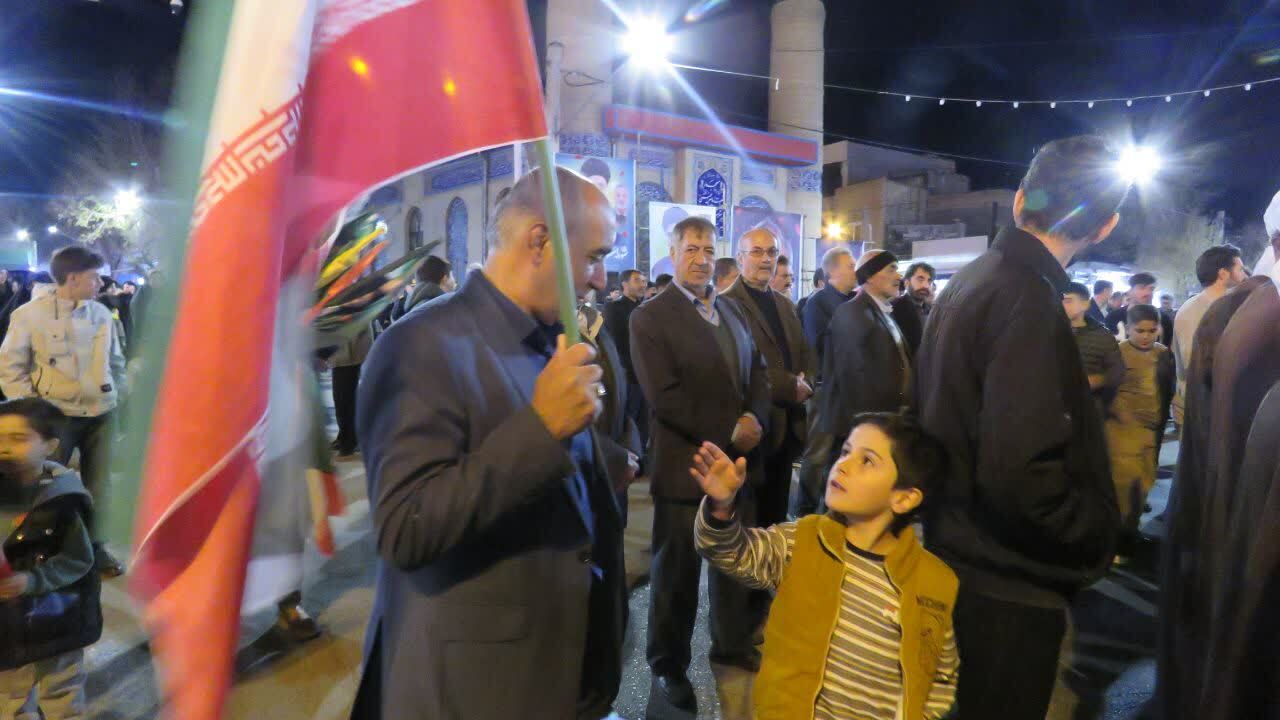 کودکان و نوجوانان هریسی پرچم دار میدان در تجمع حماسی کودکان و نوجوانان هریسی پرچم دار میدان در تجمع حماسی