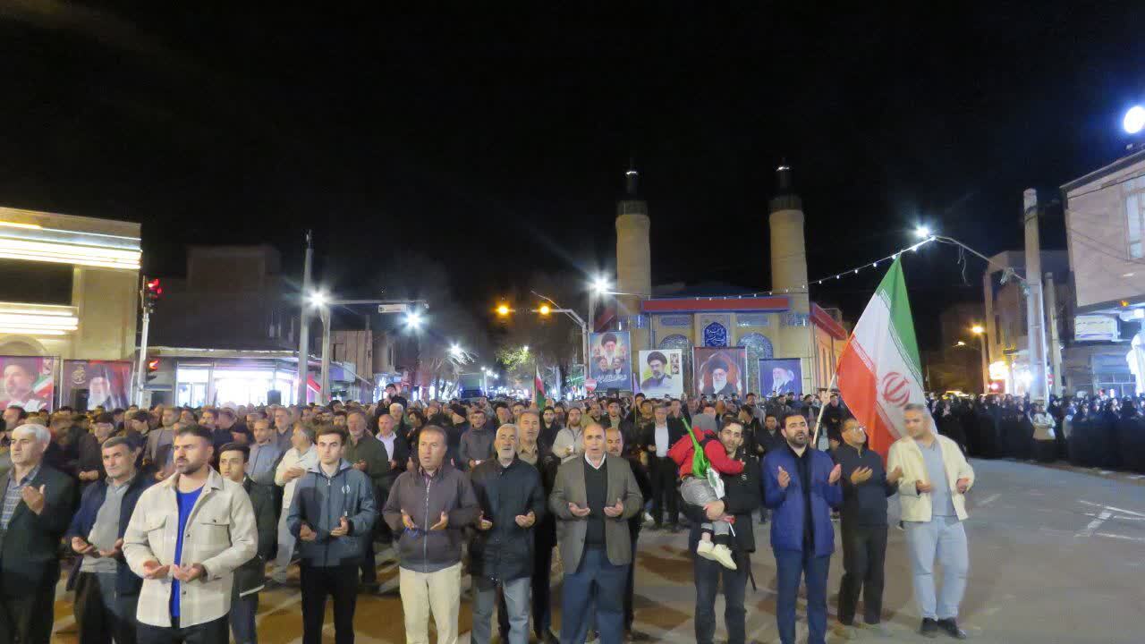 کودکان و نوجوانان هریسی پرچم دار میدان در تجمع حماسی کودکان و نوجوانان هریسی پرچم دار میدان در تجمع حماسی