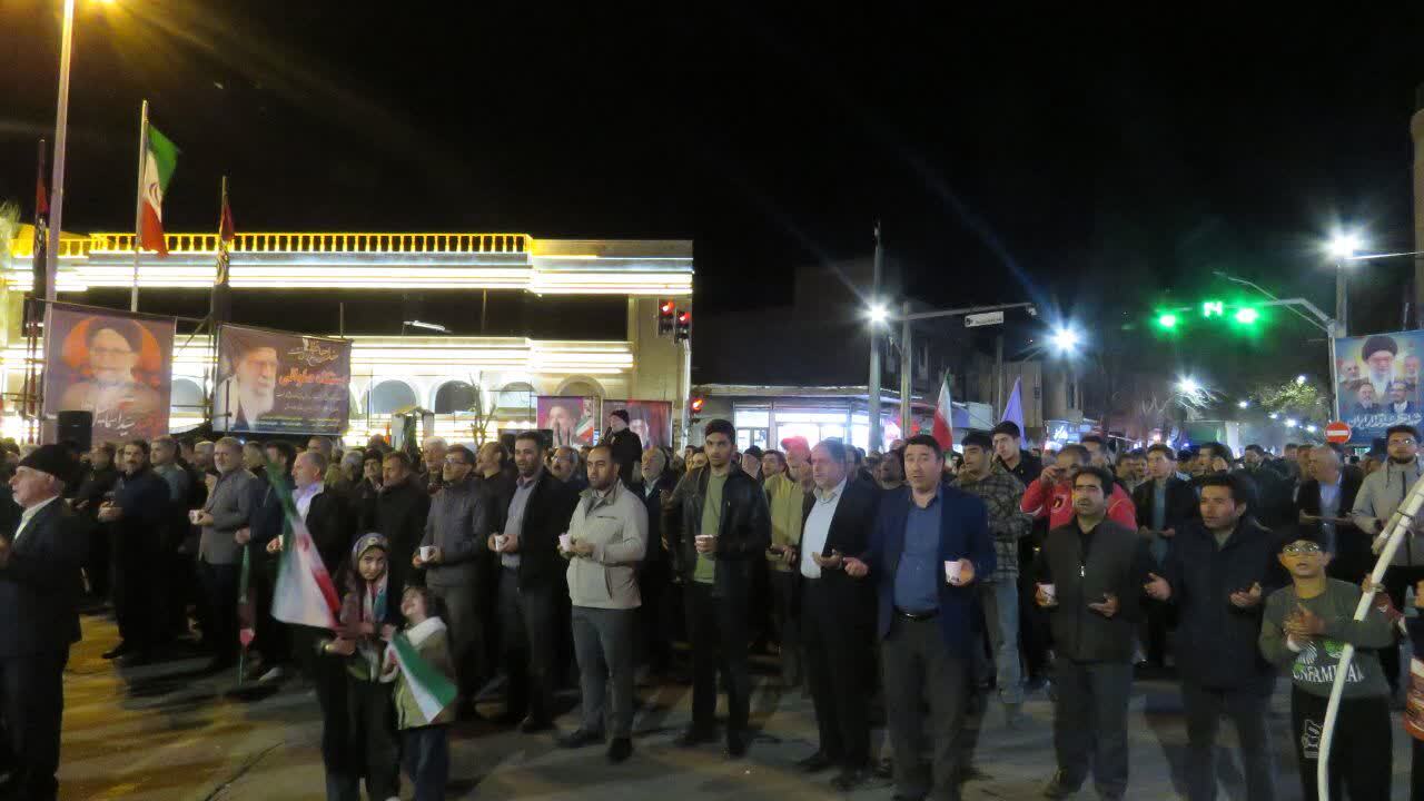 کودکان و نوجوانان هریسی پرچم دار میدان در تجمع حماسی کودکان و نوجوانان هریسی پرچم دار میدان در تجمع حماسی