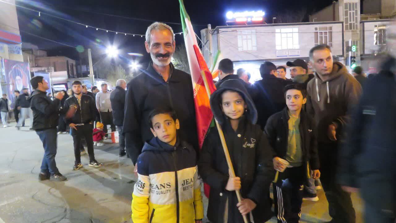 کودکان و نوجوانان هریسی پرچم دار میدان در تجمع حماسی کودکان و نوجوانان هریسی پرچم دار میدان در تجمع حماسی