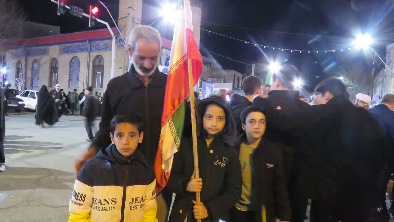 کودکان و نوجوانان هریسی پرچم دار میدان در تجمع حماسی کودکان و نوجوانان هریسی پرچم دار میدان در تجمع حماسی