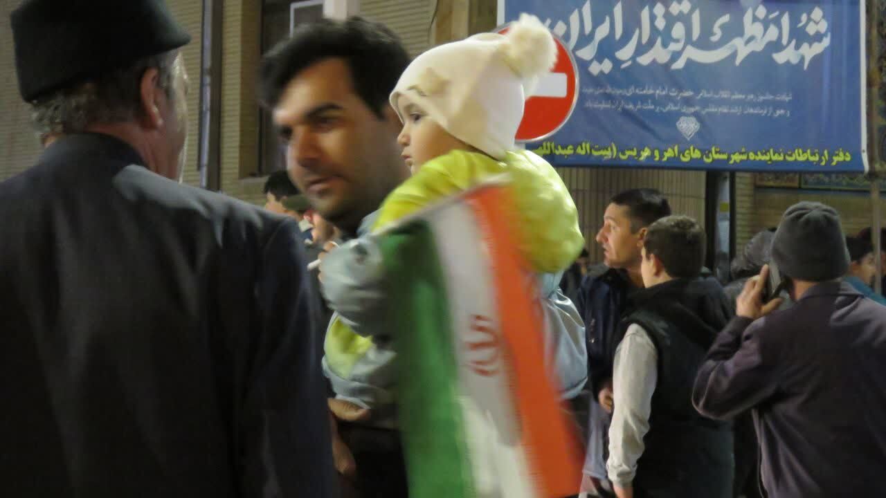 کودکان و نوجوانان هریسی پرچم دار میدان در تجمع حماسی کودکان و نوجوانان هریسی پرچم دار میدان در تجمع حماسی