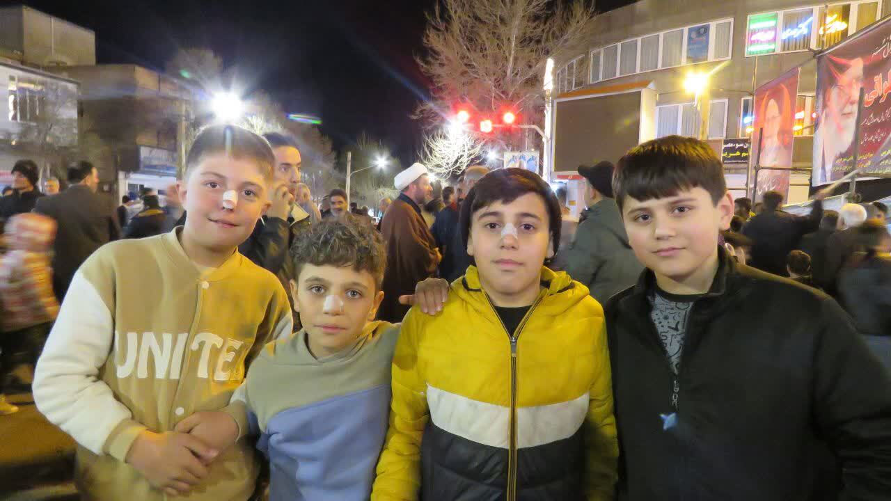 کودکان و نوجوانان هریسی پرچم دار میدان در تجمع حماسی کودکان و نوجوانان هریسی پرچم دار میدان در تجمع حماسی