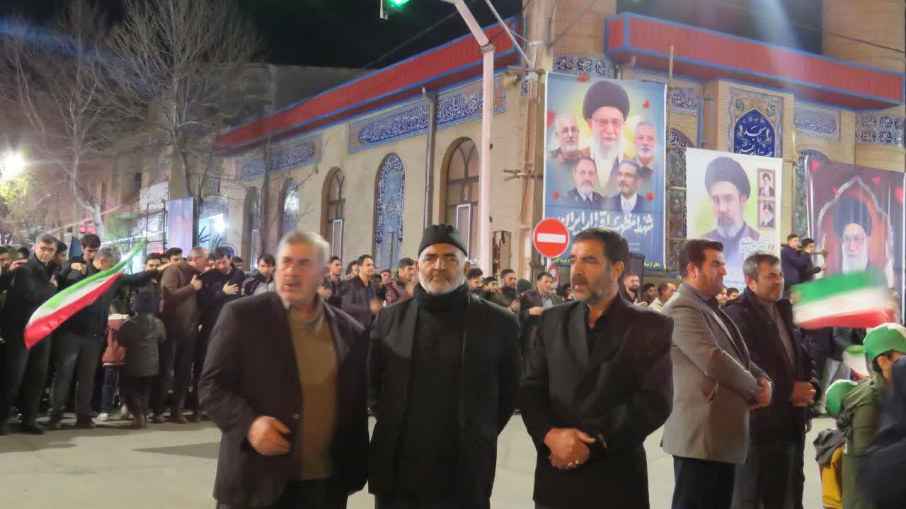 کودکان و نوجوانان هریسی پرچم دار میدان در تجمع حماسی کودکان و نوجوانان هریسی پرچم دار میدان در تجمع حماسی
