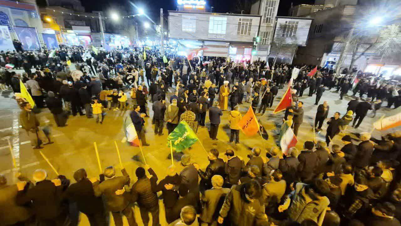 کودکان و نوجوانان هریسی پرچم دار میدان در تجمع حماسی کودکان و نوجوانان هریسی پرچم دار میدان در تجمع حماسی