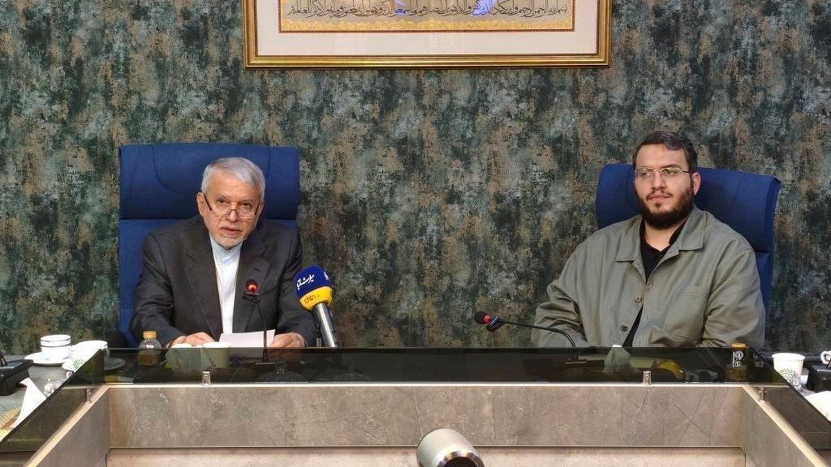 پاره کردن عکس‌های ترامپ و نتانیاهو در مراسم یادبود دانش‌آموزان میناب در ترکیه + فیلم