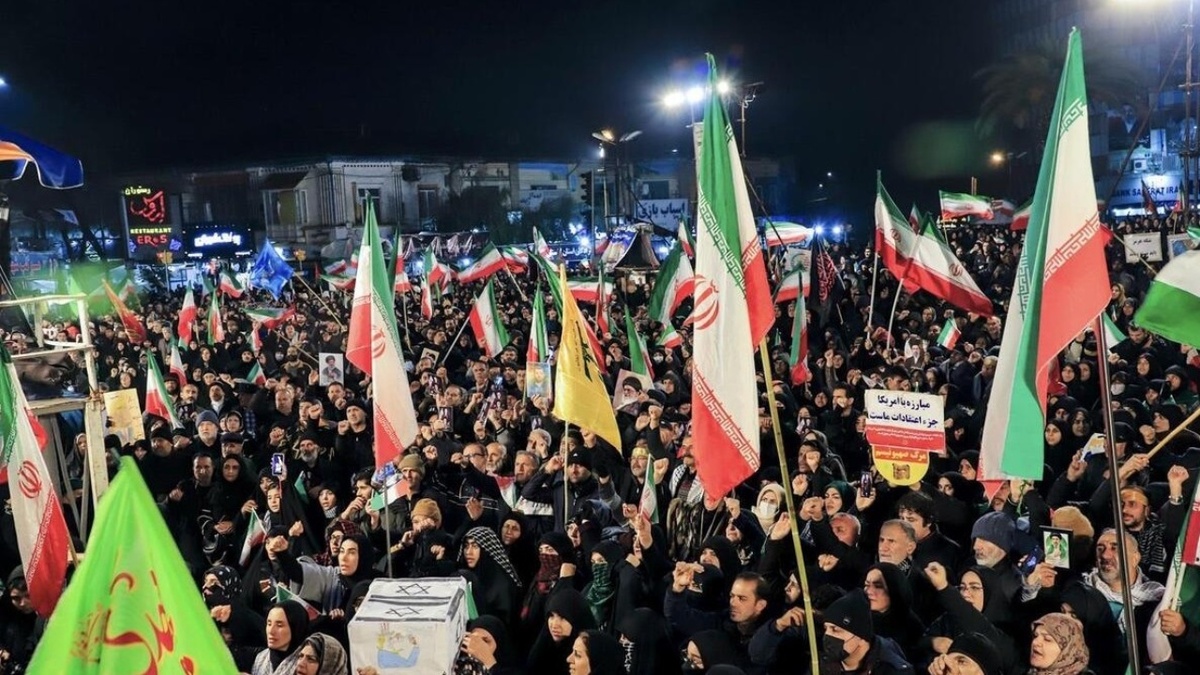 باشگاه خبرنگاران -نمایی از شور و حال اردکانی‌ها زیر باران رحمت الهی در تجمع شبانه + فیلم