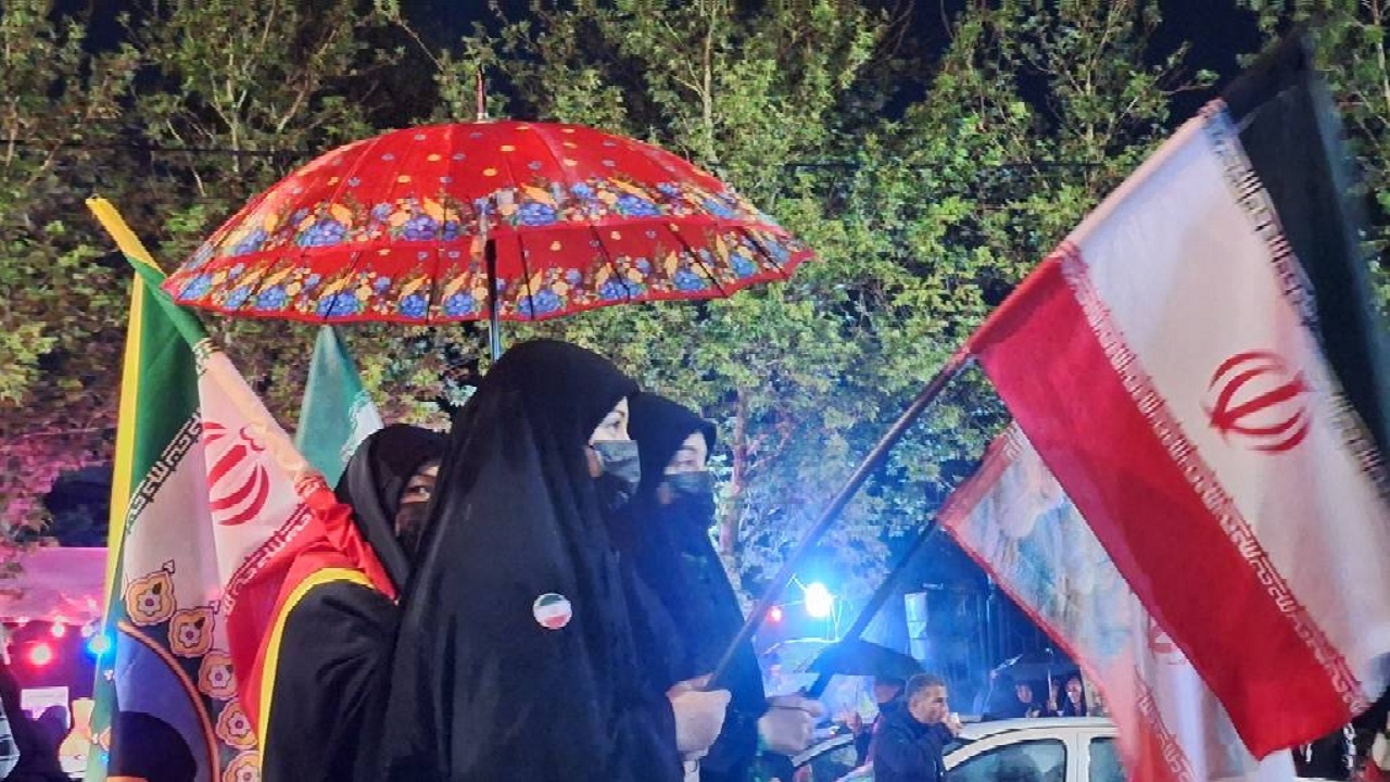راهپیمایی شبانه مردم خوی زیر بارش رحمت الهی در شب ولادت امام رضا (ع)+فیلم وعکس