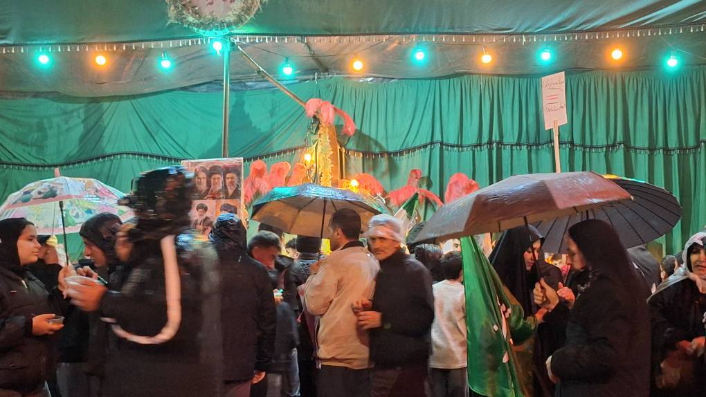 راهپیمایی شبانه مردم خوی زیر بارش رحمت الهی در شب ولادت امام رضا (ع)+فیلم وعکس