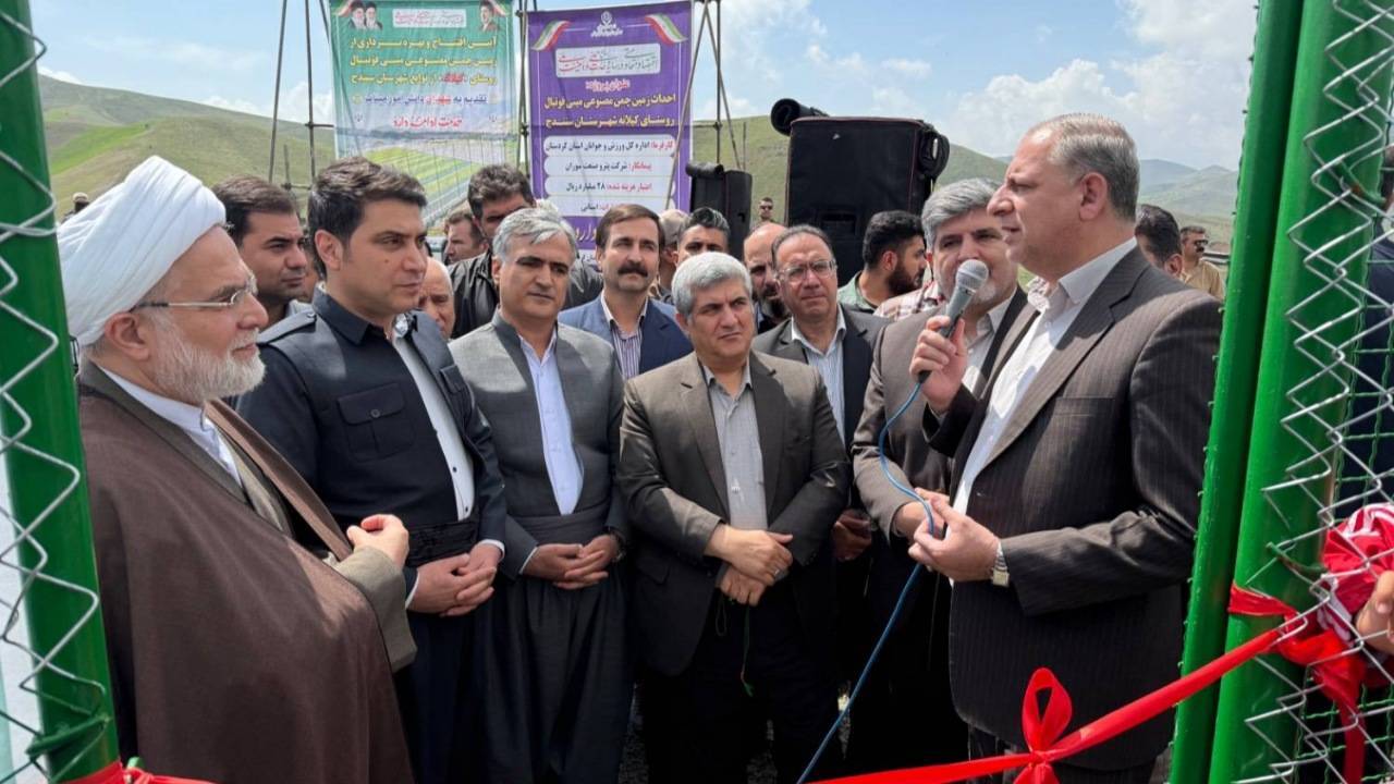 افتتاح زمین چمن مصنوعی فوتبال روستای کیلانه سنندج/تاکید استاندار کردستان بر توسعه فضاهای ورزشی در روستاها