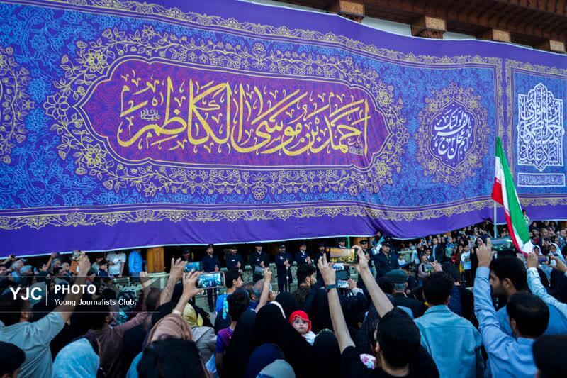 طنین نقاره‌ها در حرم شاهچراغ(ع) همزمان با میلاد امام رضا(ع) + فیلم