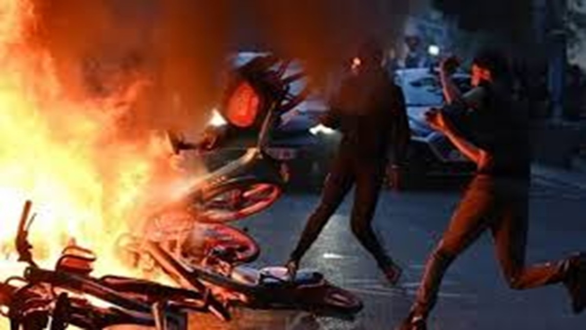 صحنه جالب در نشست خبری رئیس‌جمهور مکزیک با توپ جام جهانی ۲۰۲۶ + فیلم