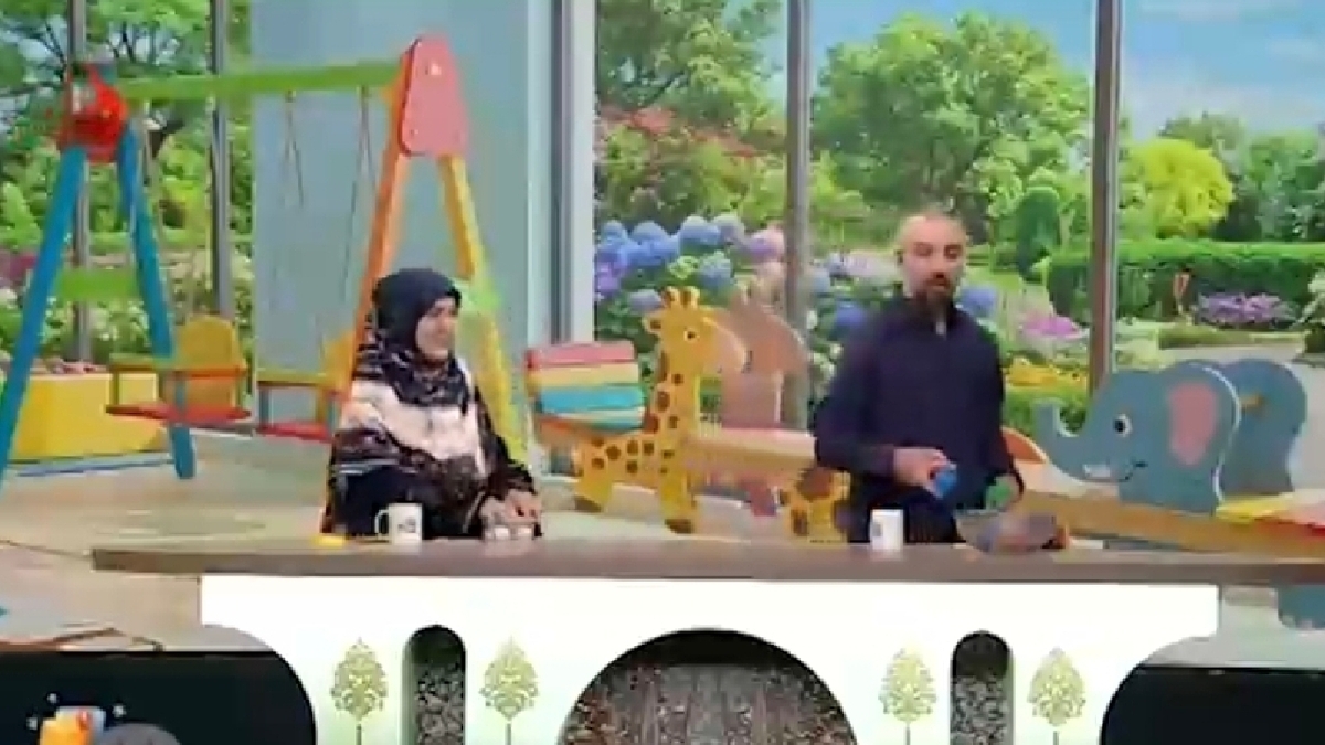 صحنه جالب در نشست خبری رئیس‌جمهور مکزیک با توپ جام جهانی ۲۰۲۶ + فیلم