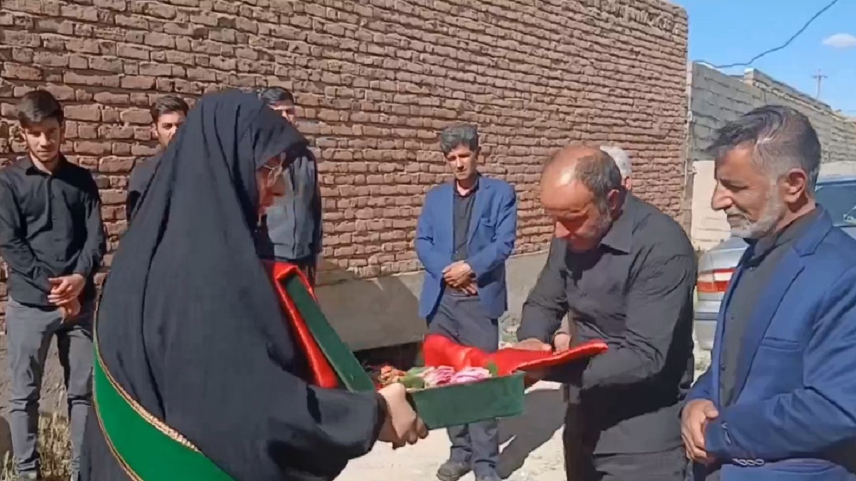 باشگاه خبرنگاران -حضور خادمیاران رضوی در منزل پدری شهید مدافع وطن