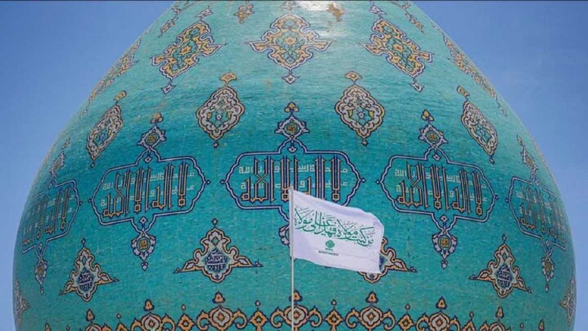 باشگاه خبرنگاران -اهتزاز پرچم متبرک علوی بر فراز گنبد مسجد مقدس جمکران در آستانه عید غدیر +فیلم